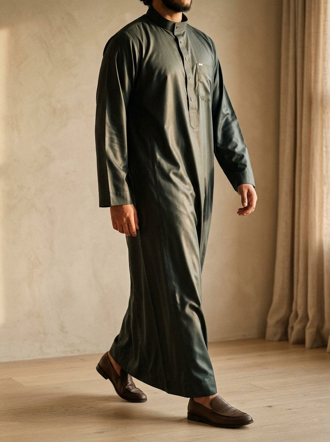 Everyday Essential Thobe – Forest Green, Mandarin Collar, side walk – Thobe Wala